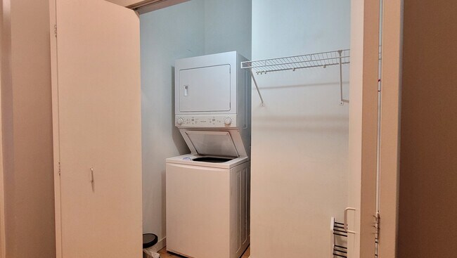 Building Photo - 235 W Van Buren St