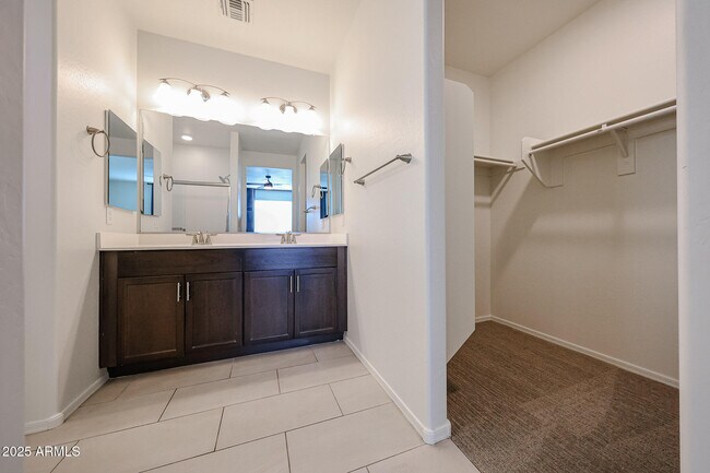 Building Photo - 14651 W Valentine St