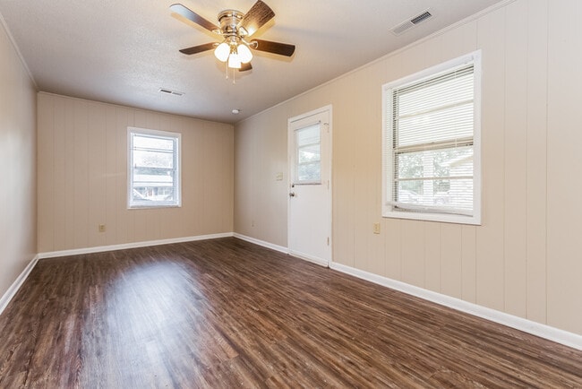 Building Photo - Spacious Ranch Style Home!