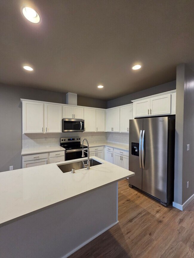 Building Photo - Brand New Large 2 bedroom 2.5 Bathrooms in Centralia