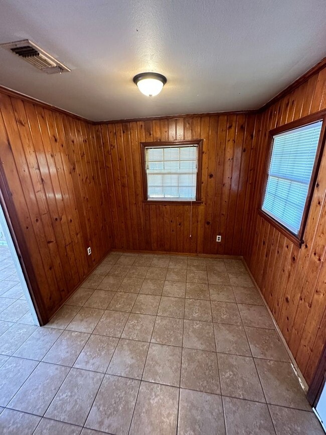 Building Photo - 3/1 move in ready! First Month's Rent FREE!