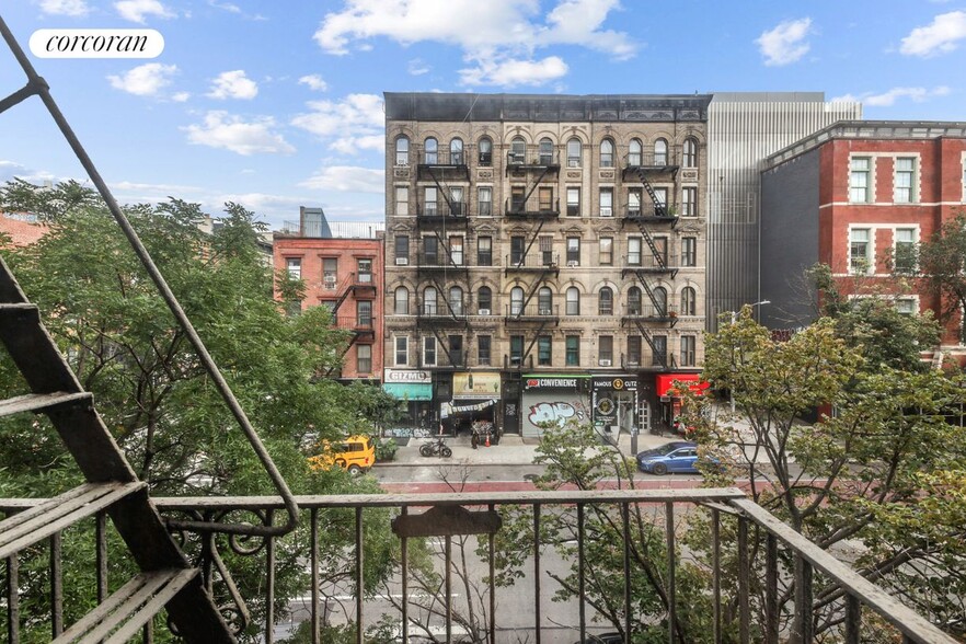 Building Photo - 242 E 10th St