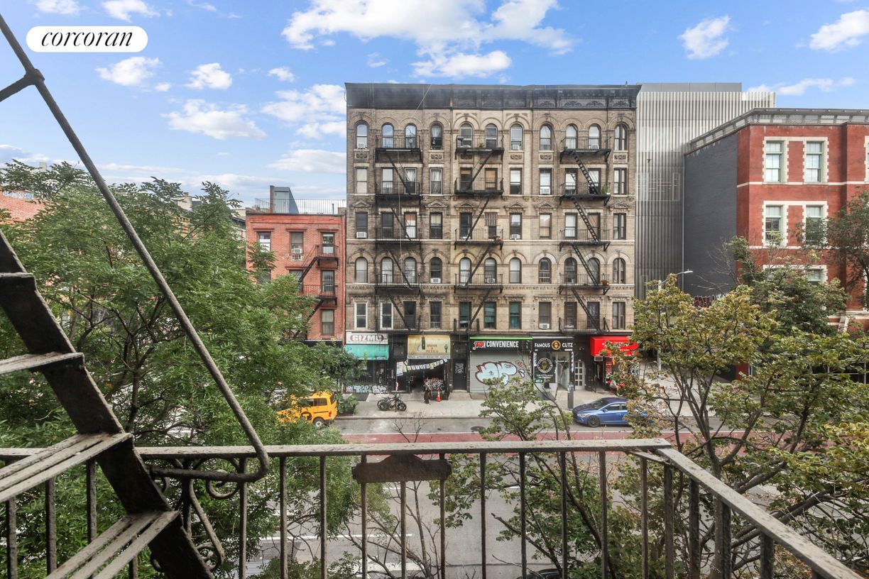 Building Photo - 242 E 10th St