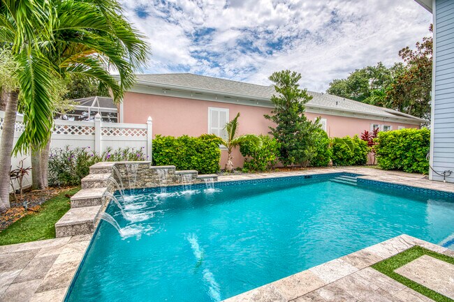 Building Photo - 240 Poinciana Dr