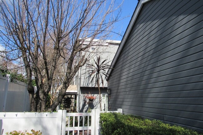 Building Photo - Beautiful 3 Bed/2.5 Bath Townhome