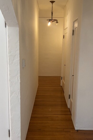 Building Photo - 464 N Stanley Ave