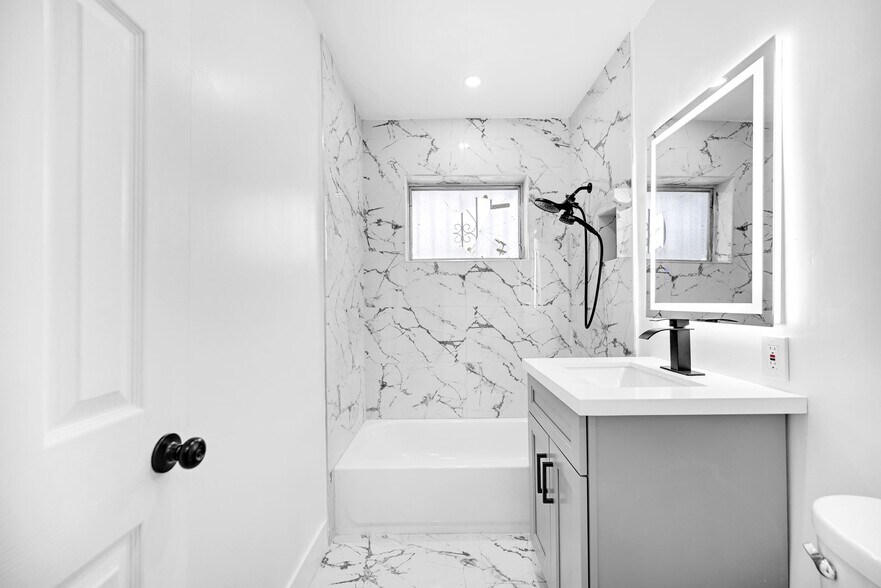 Building Photo - 645 NE 149th St