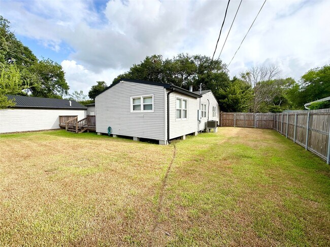 Building Photo - 8021 White Ave