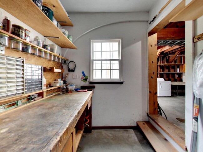 Building Photo - Spacious Four Bedroom Home in Lone Mountain
