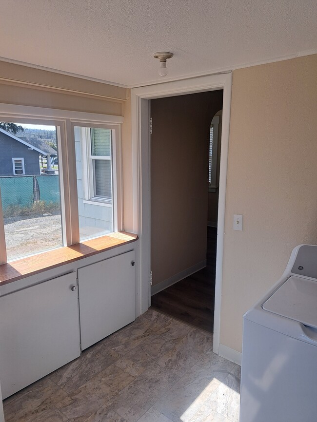 Building Photo - 104 N Farr Rd