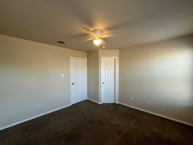 Building Photo - 5811 Golf Bend