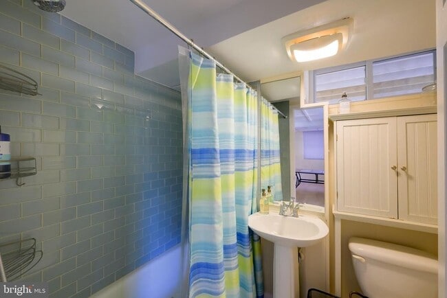 Building Photo - 5717 Chevy Chase Pkwy NW