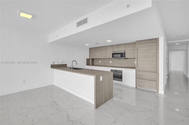 Building Photo - 400 Sunny Isles Blvd