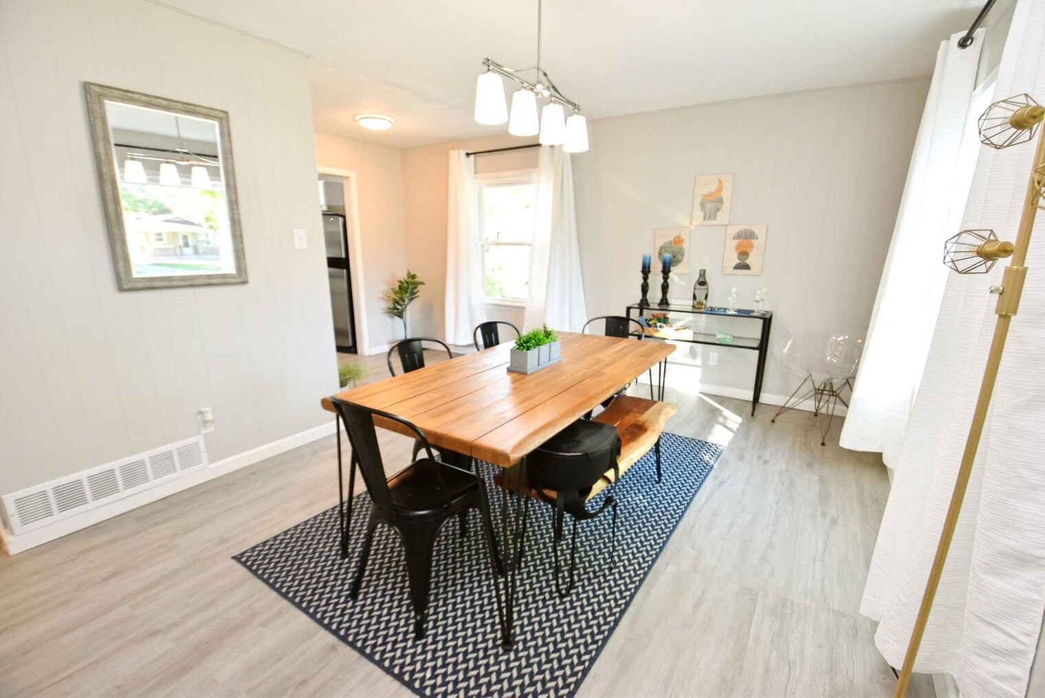 Building Photo - 815 N Twyckenham Dr