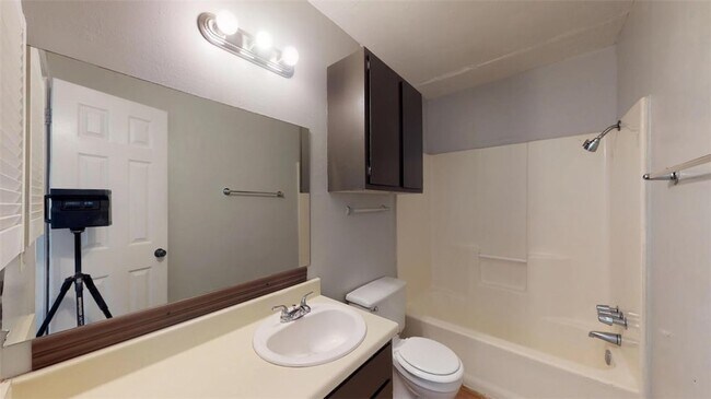 Building Photo - 725 Peppertree Dr