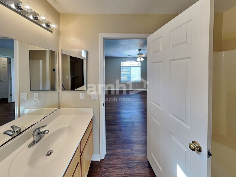 Building Photo - 11229 W Mariposa Dr