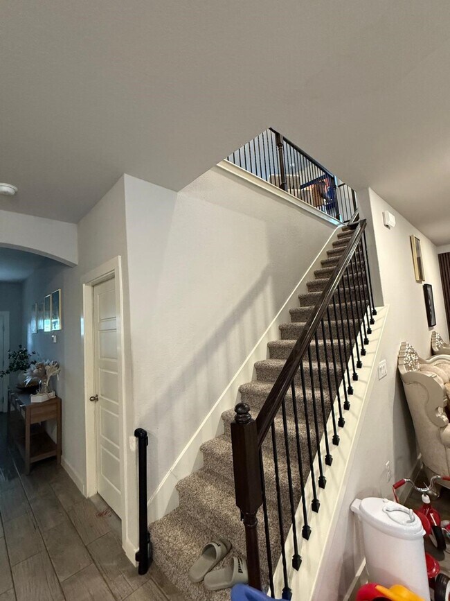 Building Photo - 740 Ft Leonard