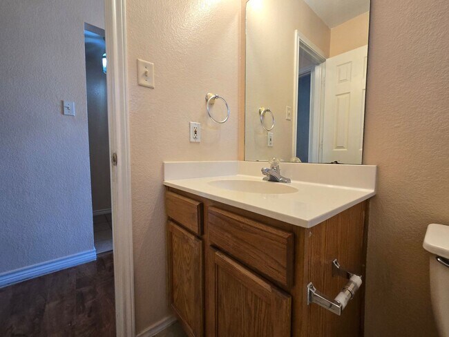 Building Photo - AVAILABLE NOW!