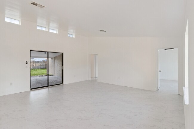 Building Photo - 527 Glade Ct