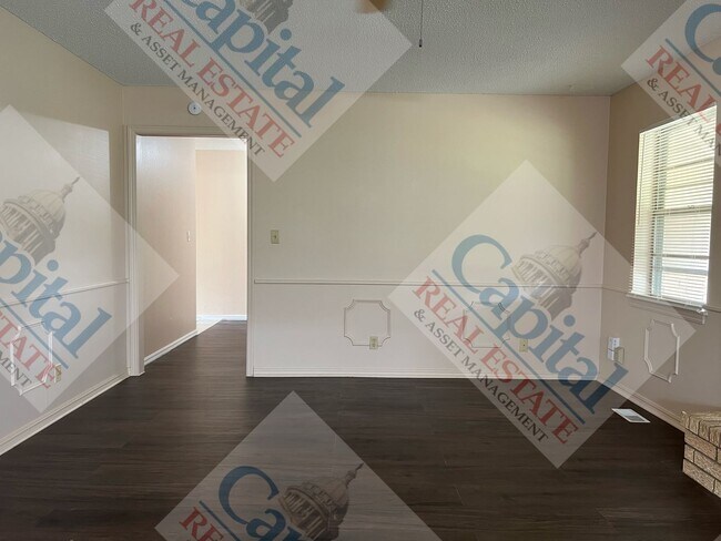 Building Photo - Charming 3 Bedroom