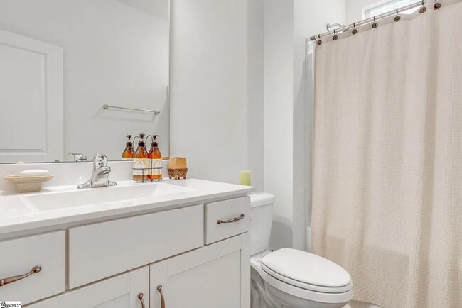 Building Photo - 3 Bedrooms 2 Bathrooms