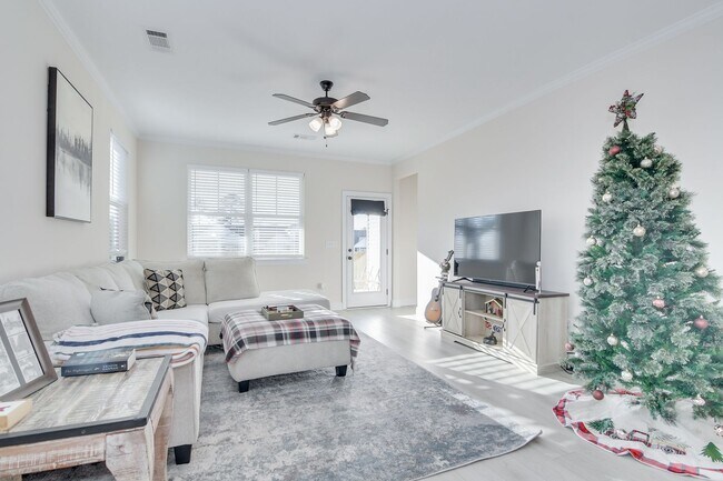 Building Photo - 3 Bedroom 2 Bathroom Ranch