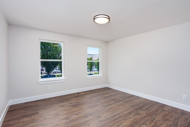 Large Master Suite - 1205 Fuller St