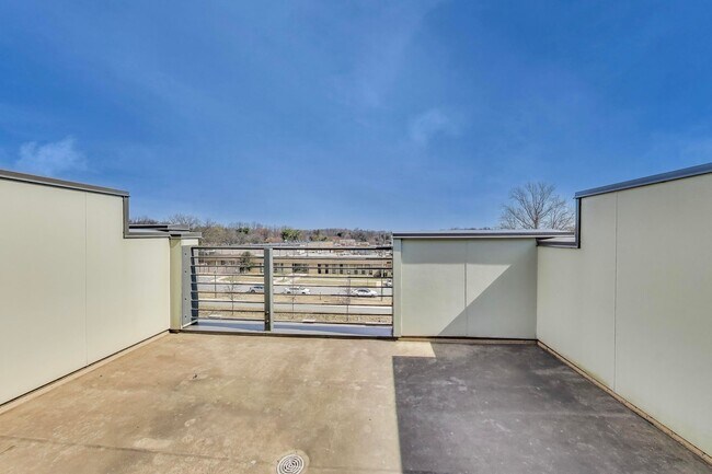 Building Photo - Stunning 3BD/3.5BA luxury 4-level townhouse in Great Location!