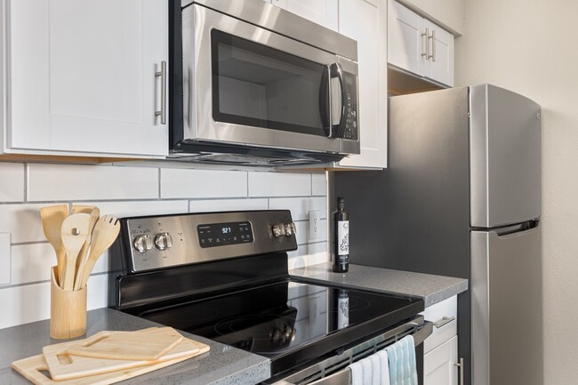 A1 Renovated - 1 Bed 1 Bath - Rise Thunderbird