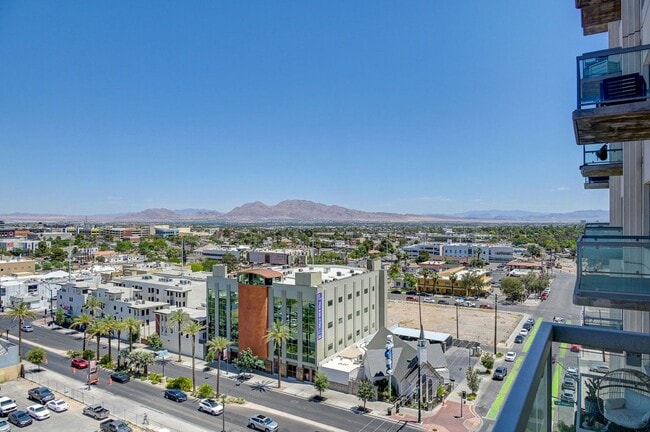 Building Photo - Modern Loft with City View