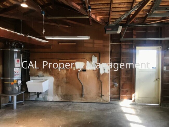Building Photo - South Salinas 3 Bedroom, 2 Bath Home