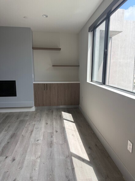 Building Photo - 5923 Laurel Canyon Blvd