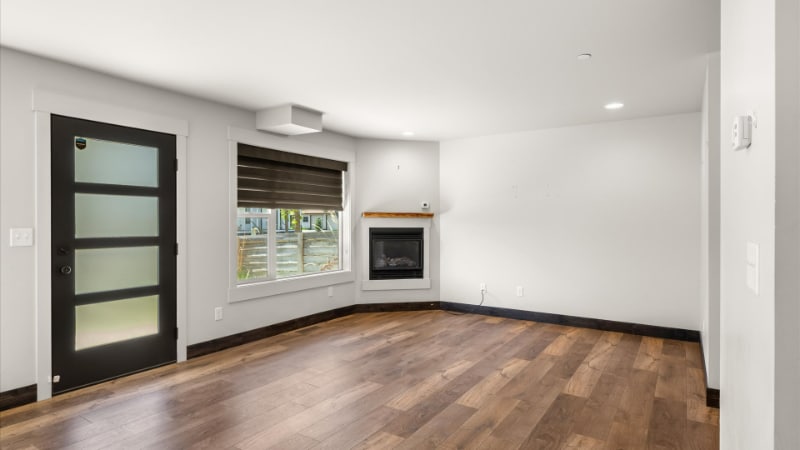 Building Photo - 1010 E 7th St