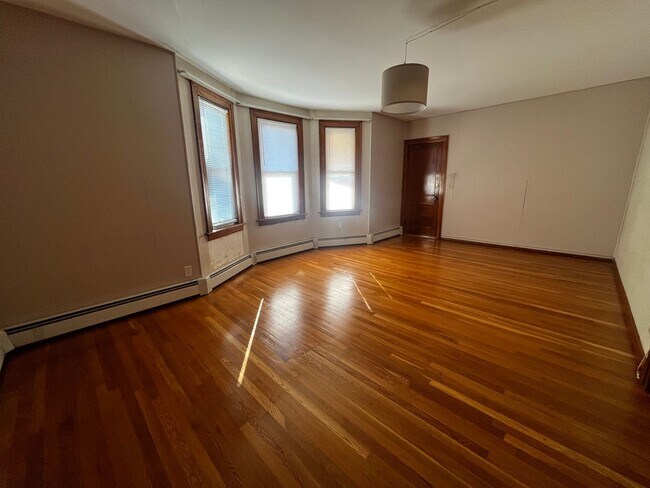 Building Photo - Inviting 2-Bedroom 2nd Floor Apartment in ...