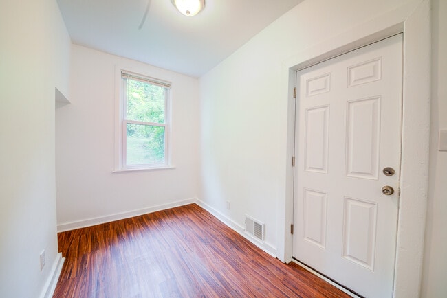 Building Photo - AVAILABLE AUGUST 2026 - RENOVATED 2+ Bedroom Home in MT. WASHINGTON!