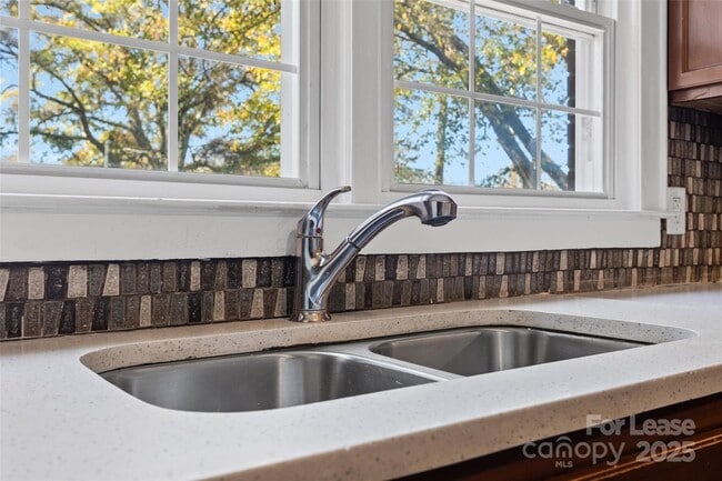 Building Photo - 807 N Morris St