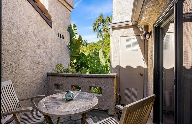 Building Photo - This beautiful, spacious 1-bedroom upper l...