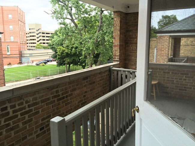 Building Photo - 835 Mulford-G