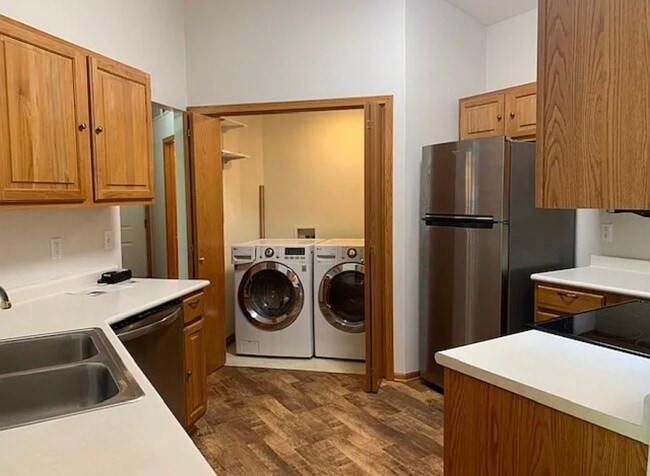 Building Photo - 2447 Patricia Dr