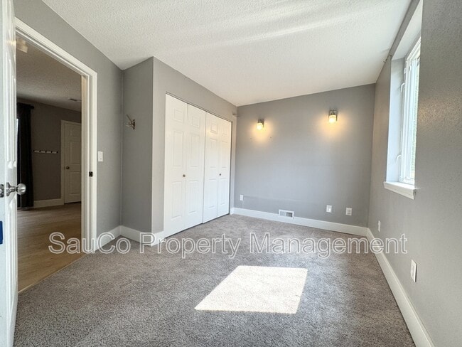Building Photo - 6543 SE Borwick St