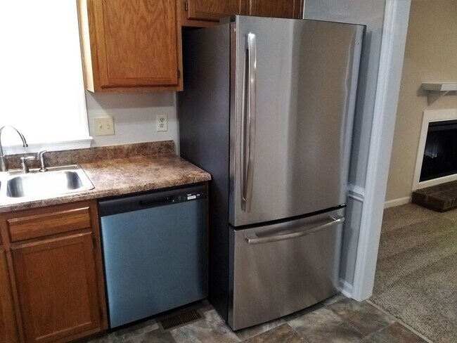 Building Photo - UPDATED & SPACIOUS 3 Bedroom 2 Bathroom home close to SHOPPING & FT BRAGG!!