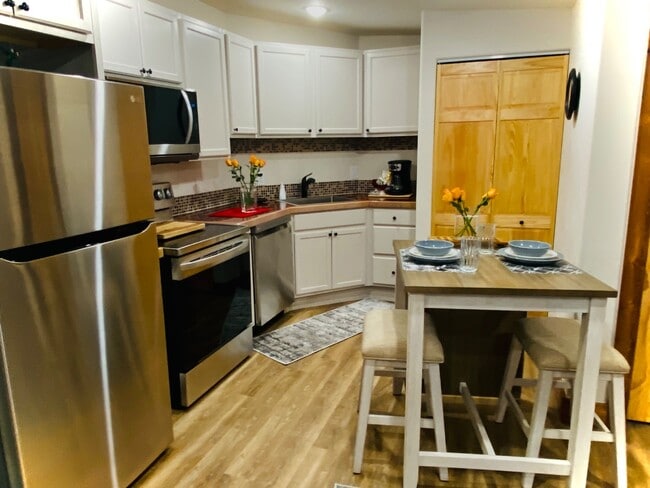 Building Photo - 444 E Montezuma Ave