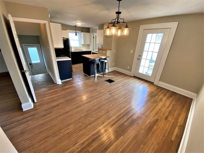 Building Photo - 3 Bedroom House - Grandview Area