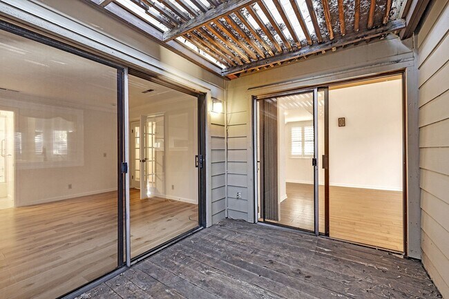 Building Photo - Beautiful Townhome in the Heart of Pleasanton