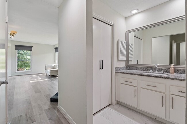 Building Photo - 1928 Augusta Dr