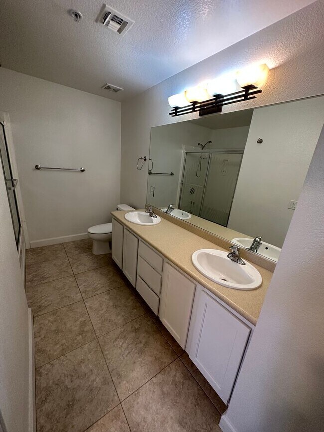 Building Photo - Guard gated Park Ave Condo