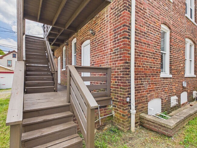 Building Photo - 204 Wellford St