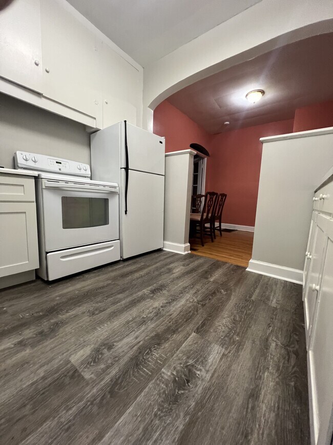 Building Photo - 815 W Johnson St