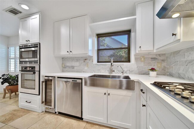 Building Photo - 1 Greenridge Forest Ct