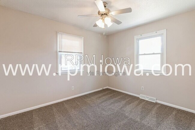 Building Photo - 215 NW Arlan Dr